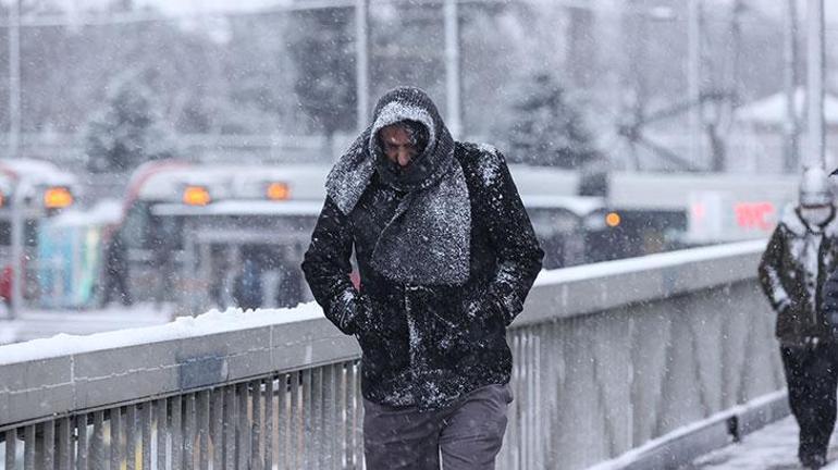 Son dakika haberi: İstanbulda kar yağışı trafiği felç etti