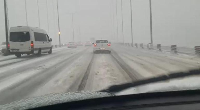 Son dakika haberi: İstanbulda kar yağışı trafiği felç etti