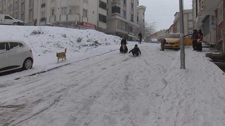 Son dakika... İstanbulda çocukların kar altında tehlikeli oyunu Son anda kurtuldular