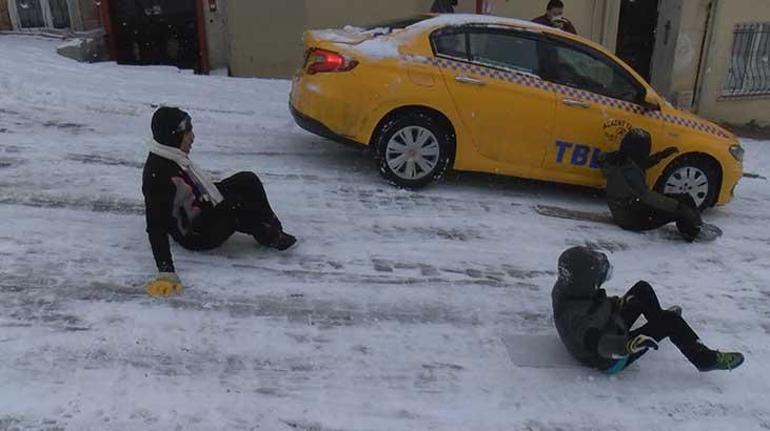 Son dakika... İstanbulda çocukların kar altında tehlikeli oyunu Son anda kurtuldular