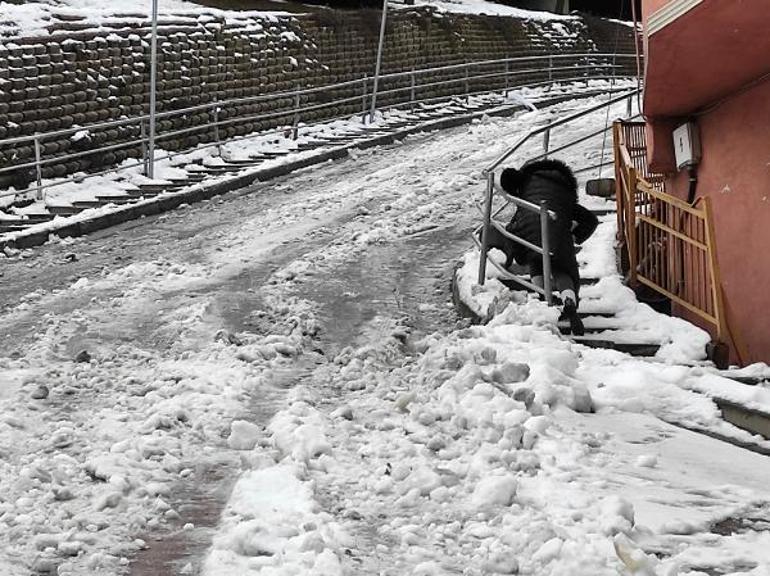 İstanbulda yayaların buzlu yolla imtihanı