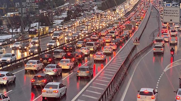 Son dakika İstanbulda trafik kilit Durma noktasına geldi