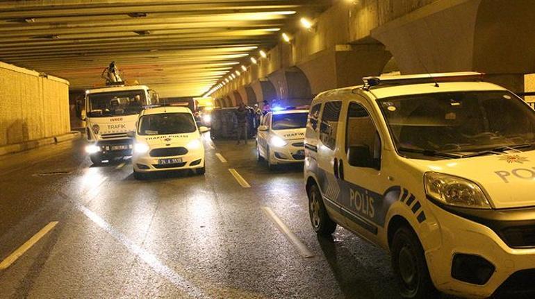 Zeytinburnunda kaza: Sıkışan sürücüyü itfaiye kurtardı