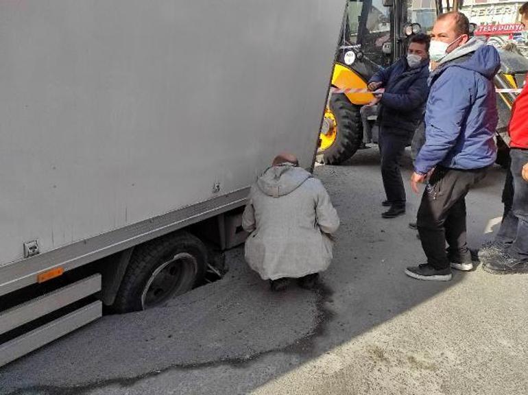 Şişlide yol çöktü Kamyonun tekeri çukura düştü