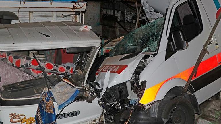 Fethiyede korkunç kaza Ambulans kamyonlara çarptı