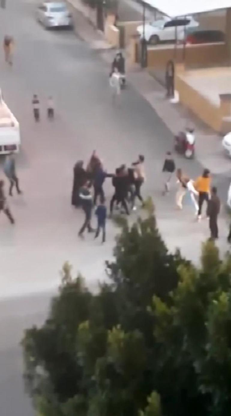 Son dakika Kadınların kavgası mahalleye sıçradı: Birbirlerine girdiler