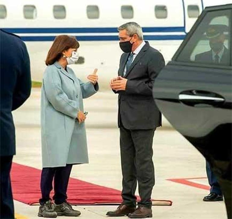 Son dakika... Rodosu ziyaret eden Yunanistan Cumhurbaşkanına şok Alay konusu oldu