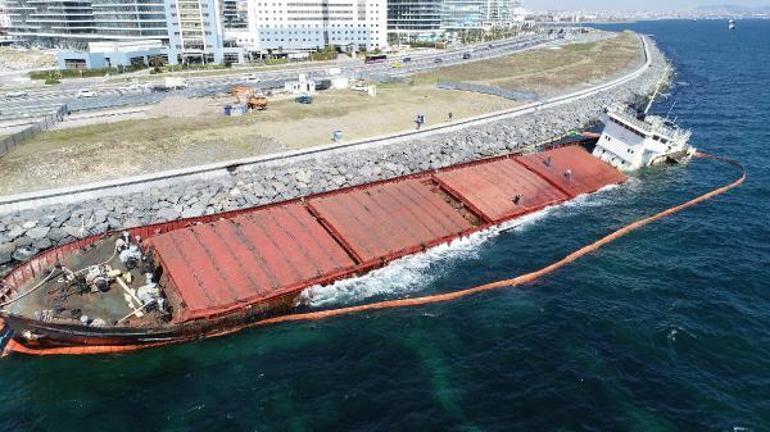 Zeytinburnu’nda karaya oturan gemi sökülerek parçalanıyor