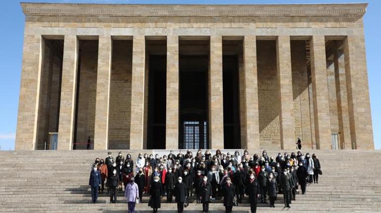 Bakan Akarın eşi Şule Akardan, Anıtkabire ziyaret