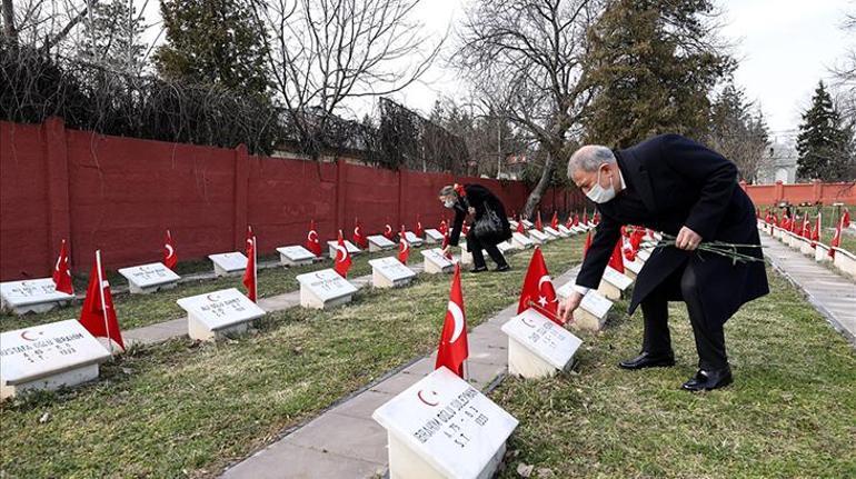 Milli Savunma Bakanı Akar, Bükreş Türk Şehitliğini ziyaret etti