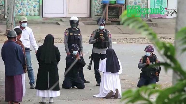 Dünya bu fotoğrafı konuşuyor Rahibe polislere böyle yalvardı...