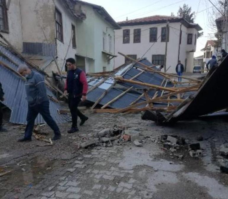 Ermenekte fırtınada evin çatısı uçtu