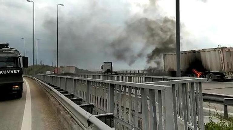 TIRın dorsesinde yangın çıktı, söndürmek için TOMA getirildi