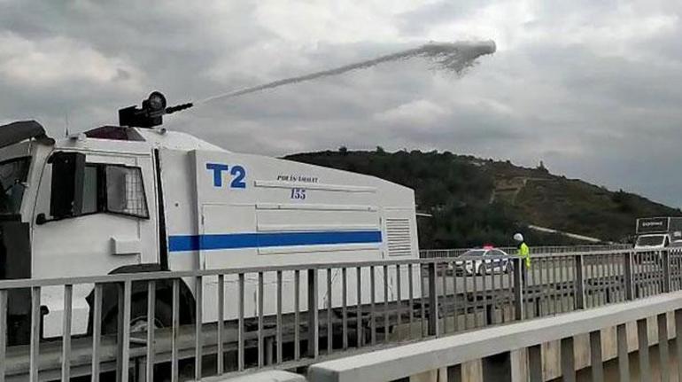 TIRın dorsesinde yangın çıktı, söndürmek için TOMA getirildi