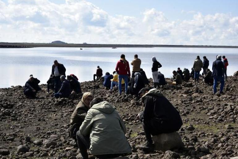 Şanlıurfada acı manzara Mahalleli, el ele tutuşup kayıp gençleri aradı