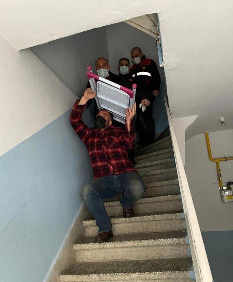 Kafasına saplanan merdivenle ambulansa bindirildi