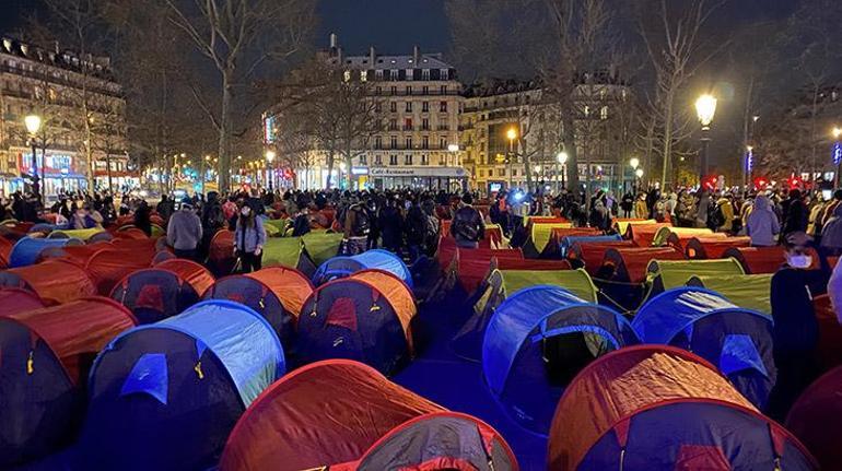 Burası Parisin göbeği Seslerini duyurabilmek için kamp kurdular
