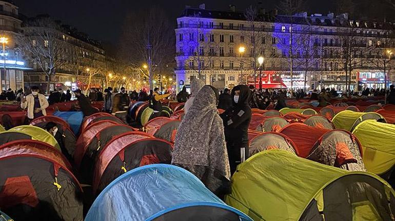 Burası Parisin göbeği Seslerini duyurabilmek için kamp kurdular
