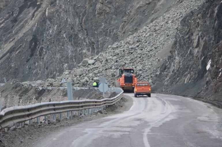 Hakkari-Yüksekova yolunda heyelan; greyder operatörü, son anda kurtuldu