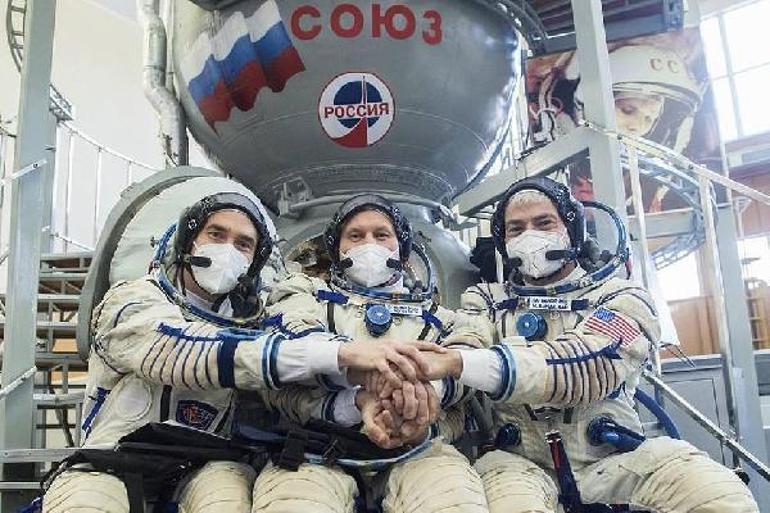 Son dakika: Dünyanın kilitlendiği an Soyuz MS-18 roketi fırlatıldı