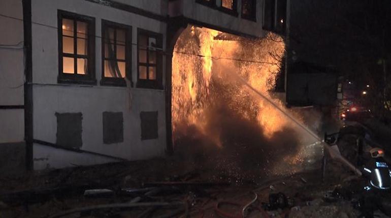 Tarihi bina yangında çöktü Çok sayıda kedi yanarak can verdi