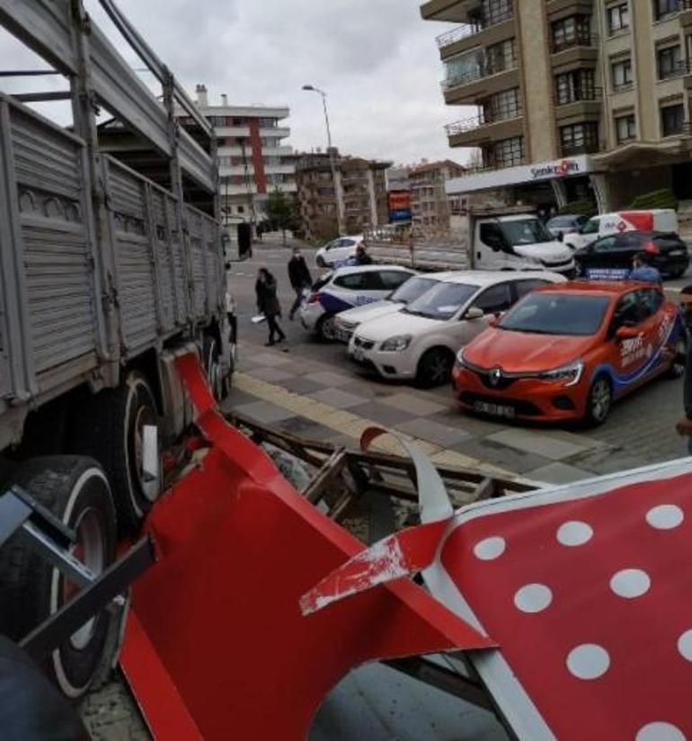 Son dakika... Ankarada freni boşalan kamyon araçlara çarptı 5 saniye ile kurtuldular