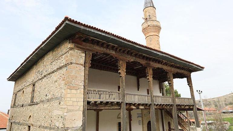 900 yıllık camide, endişeli ibadet