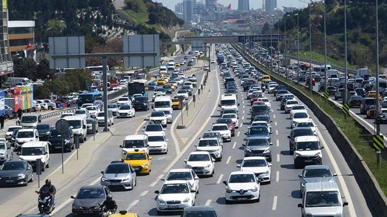 İstanbul kıpkırmızı 82 saatlik kısıtlama öncesi trafik kilit