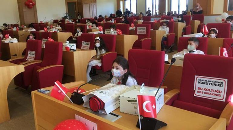 Çocuklar 23 Nisana özel belediye meclisinde başkan, katip ve meclis üyesi oldu
