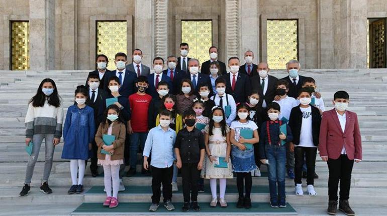 TBMM Başkanı Şentop, İstanbul’dan gelen 23 öğrenciyi ağırladı