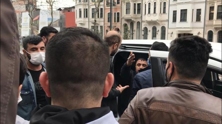 Kucağında çocuğu olan babaya dehşeti yaşattılar