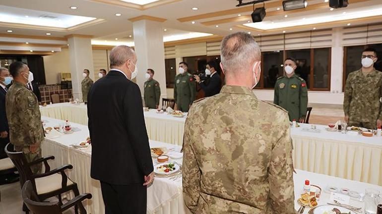 Cumhurbaşkanı Erdoğan askerlerle birlikte iftar yaptı