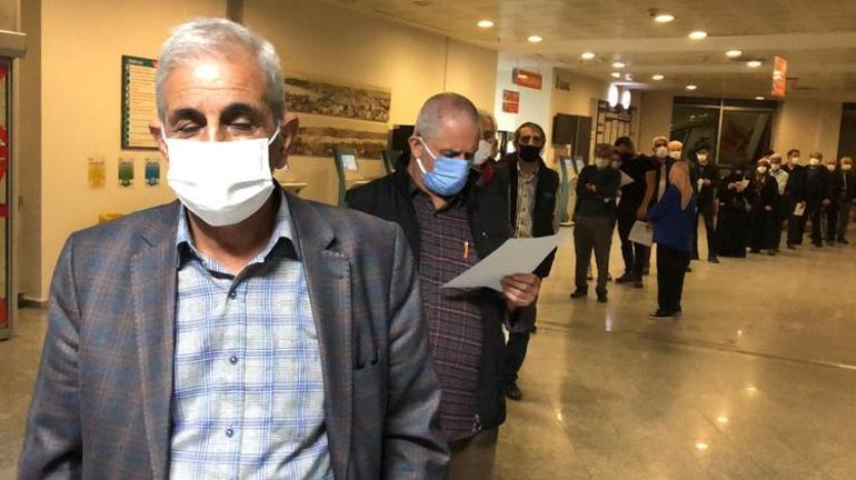 İzmirde tam kapanmada aşı kuyruğu