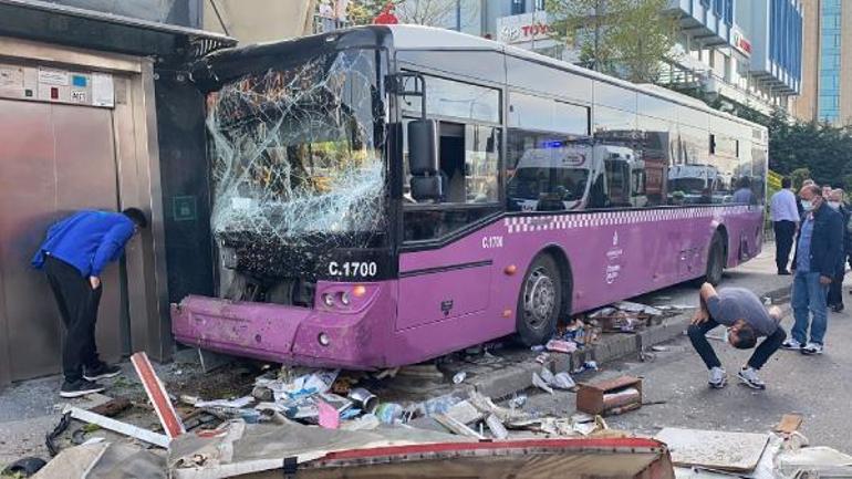 Son dakika: D 100de İETT otobüsü üst geçidin asansörüne çarptı