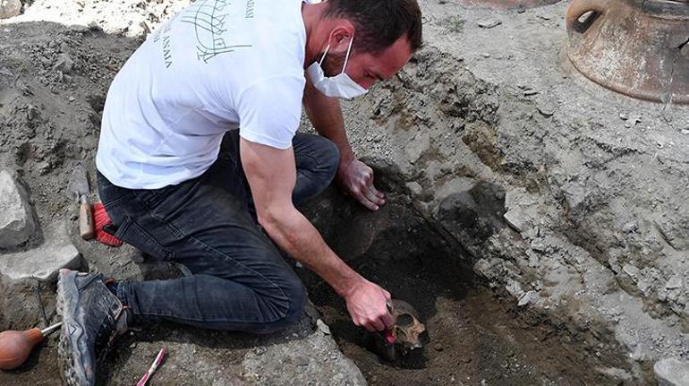 Kazıda ortaya çıktı 5 insan iskeleti bulundu