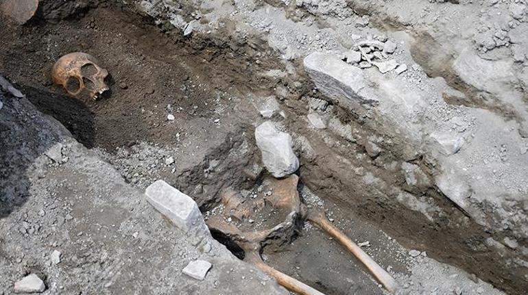 Kazıda ortaya çıktı 5 insan iskeleti bulundu
