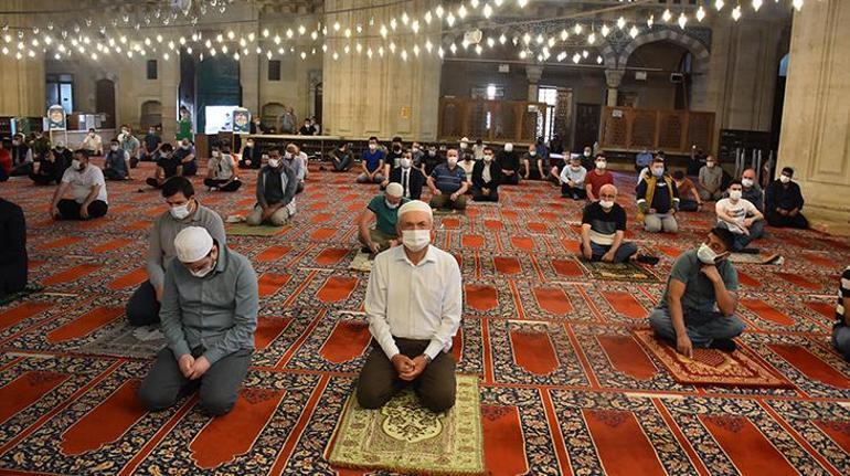 Selimiye Camiinde ramazanın son cuma namazı tedbirlerle kılındı