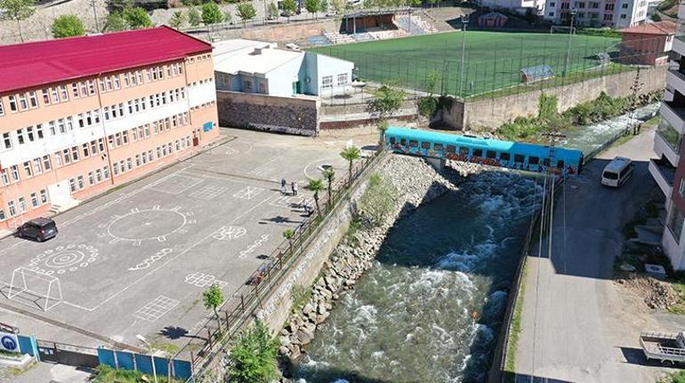 Eski tren vagonundan yapılan köprü Maçka Deresi üzerine yerleştirildi