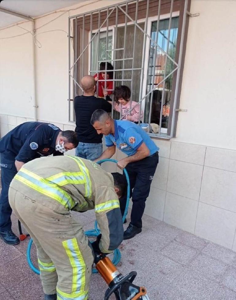 Başı demir korkuluklara sıkışan minik Şifayı itfaiye kurtardı