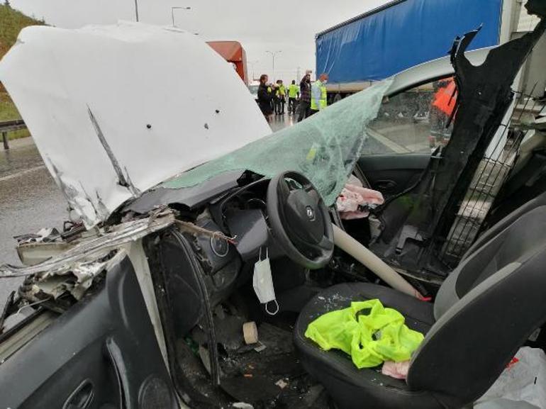 Pendikte TIRa çarpan otomobil hurdaya döndü