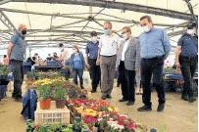 Pazarda sadece tezgâhlar mesafeli