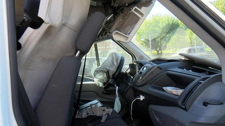 Minibüs lastiği patladığı için duran otomobile çarptı: 2 yaralı