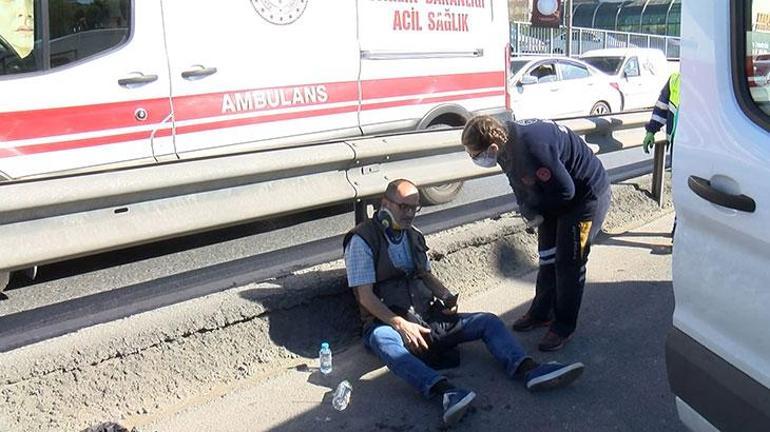 Minibüs lastiği patladığı için duran otomobile çarptı: 2 yaralı