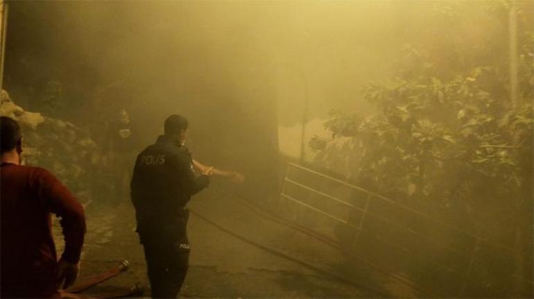 Ahşap evde çıkan yangın, 3 eve daha sıçradı