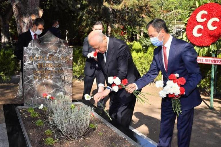 Devlet Bahçeli Alparslan Türkeşin mezarını ziyaret etti