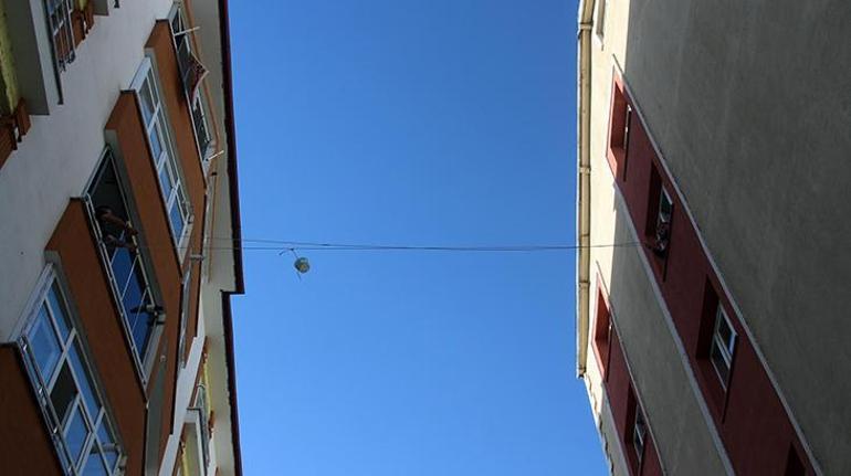 Apartmanda ip ve kova ile oluşturulan makara sistemiyle şeker topladılar