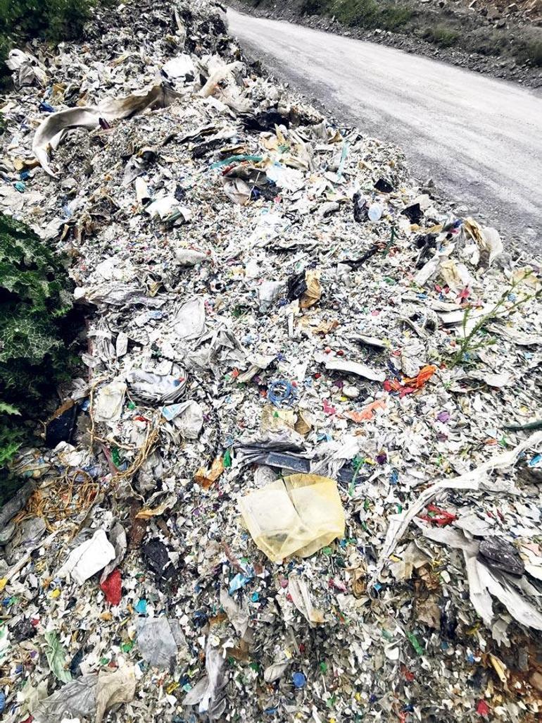 Kentin göbeğinde plastik çöp dağları