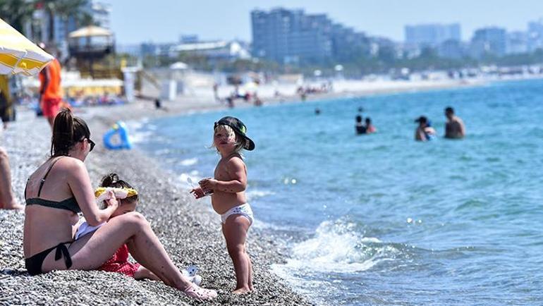 Konyaaltı bayramın son günü turistlerle doldu