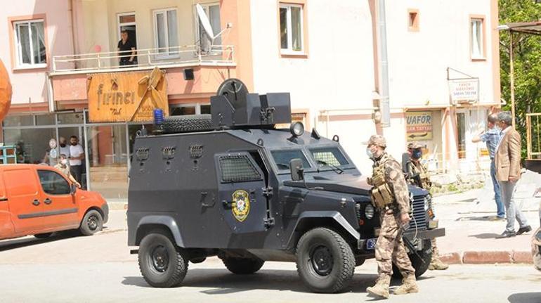 Pencereden tüfekle rastgele ateş açtı Yoldan geçen kadın yaralandı