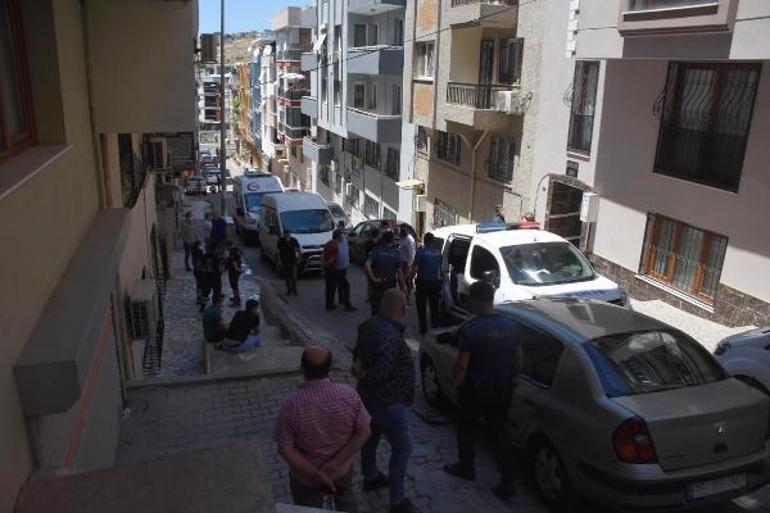 Son dakika: İzmirde dehşet Kızını boğarak öldürdüğünü söyleyen anne teslim oldu
